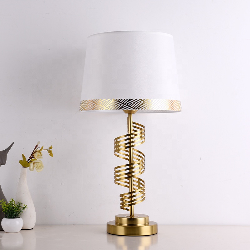 &c ฐานเกลียวโลหะสีทองพร้อมโป๊ะ - Geometric Lamp Shade บทวิจารณ์และราคา
